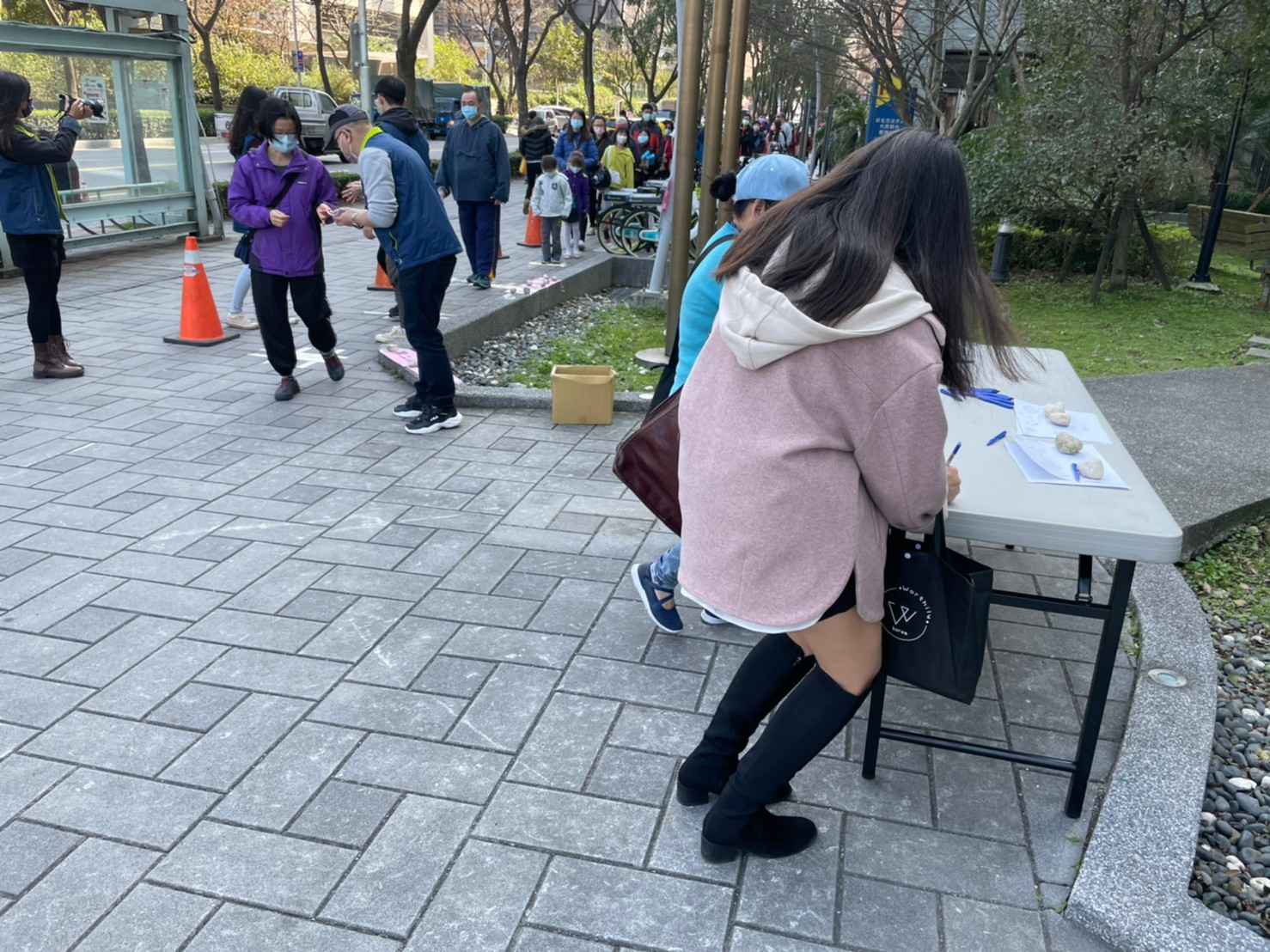 民眾填寫名字及電話號碼