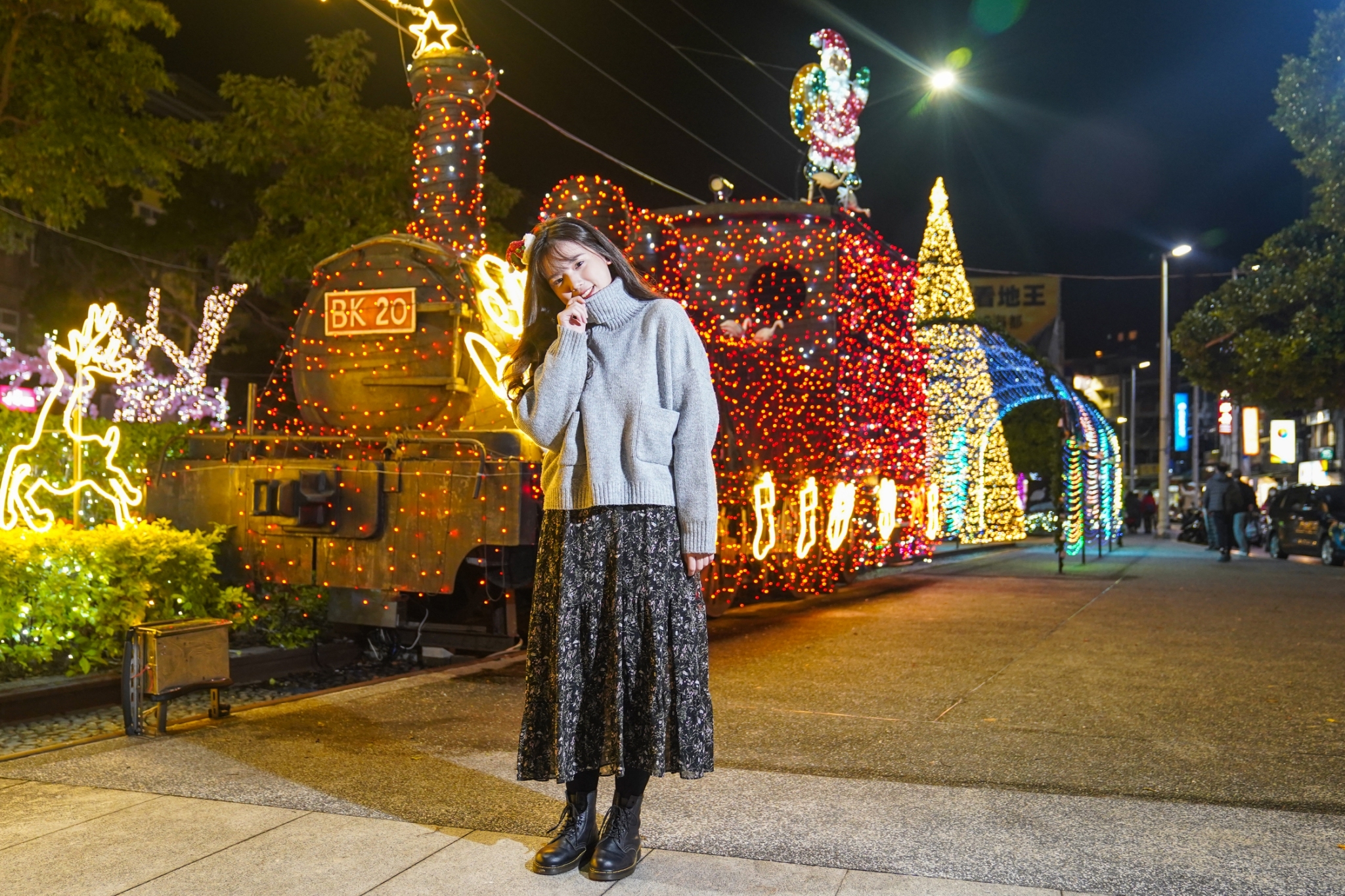 照片說明-淡水聖誕燈飾宣傳照片-淡水老街廣場-炫彩光廊-火車頭地標5