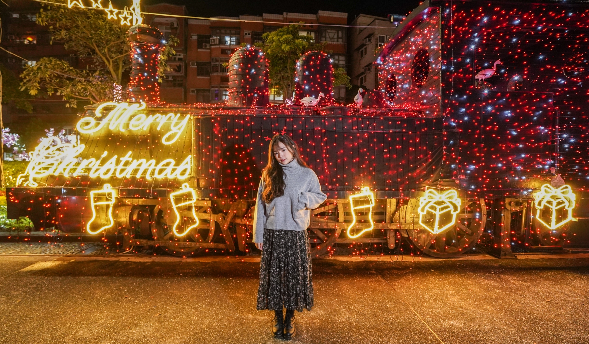 照片說明-淡水聖誕燈飾宣傳照片-淡水老街廣場-炫彩光廊-火車頭地標8