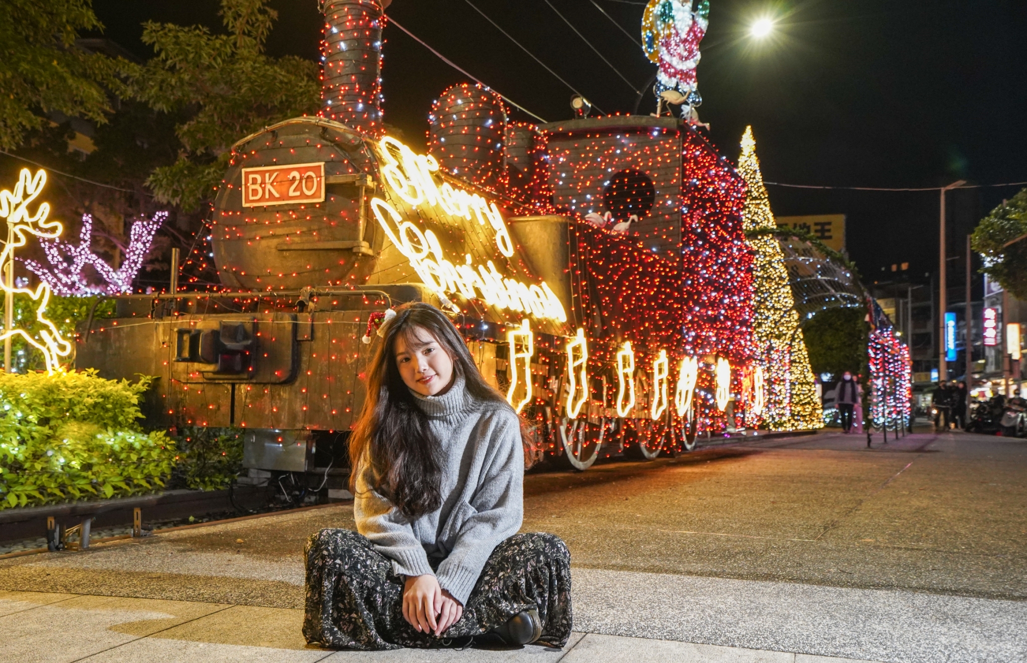 照片說明-淡水聖誕燈飾宣傳照片-淡水老街廣場-炫彩光廊-火車頭地標7