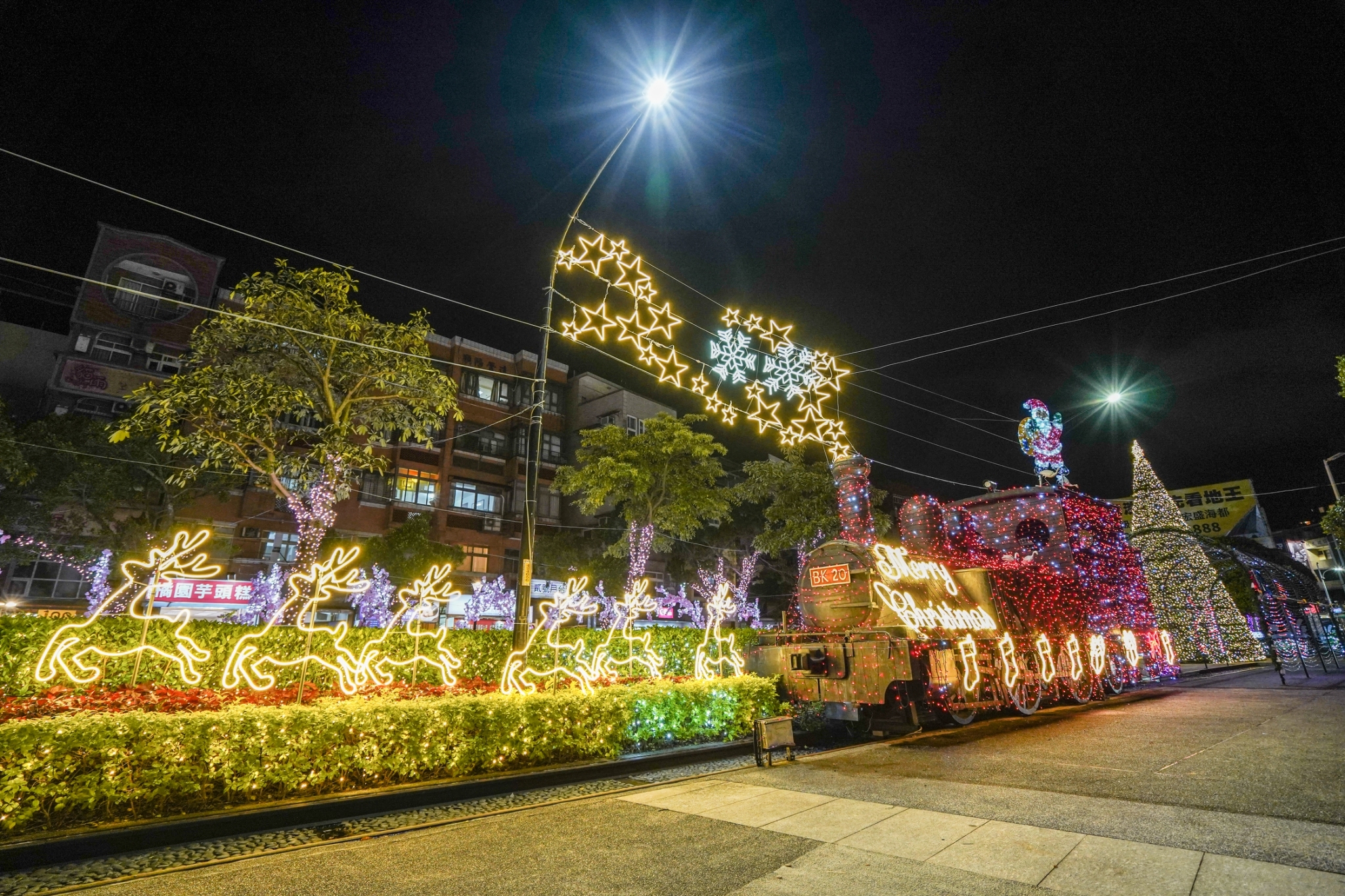 照片說明-淡水聖誕燈飾宣傳照片-淡水老街廣場-炫彩光廊-火車頭地標9