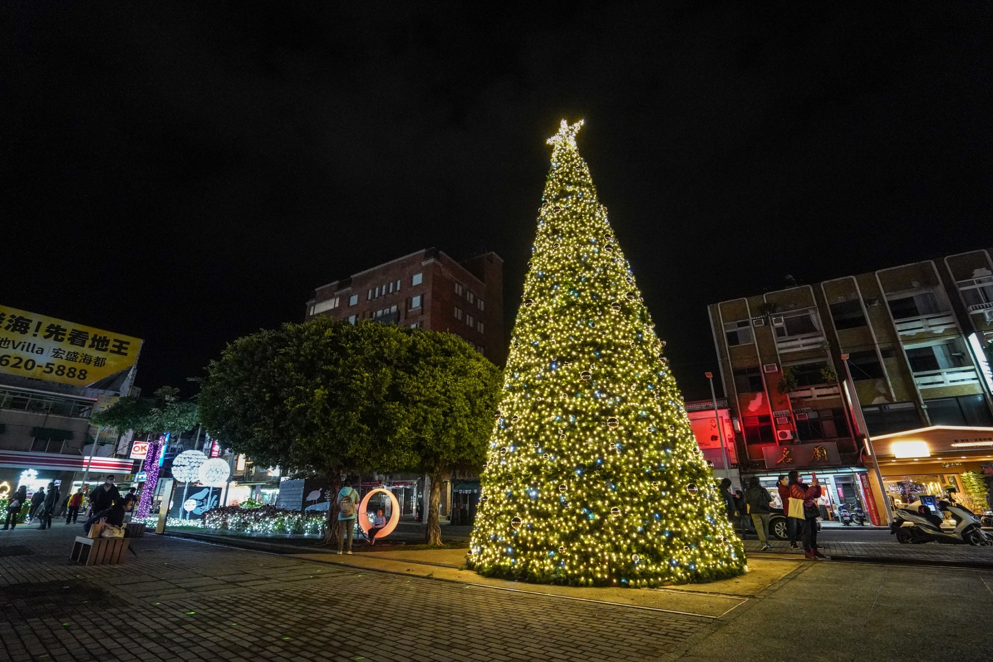照片說明-淡水聖誕燈飾宣傳照片-淡水老街廣場-聖誕金美好
