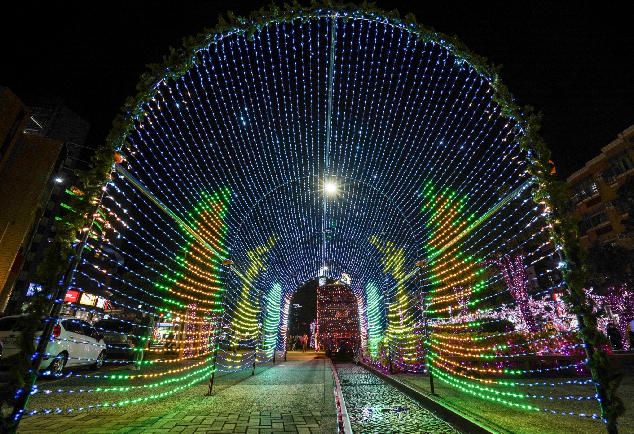 照片說明-淡水聖誕燈飾宣傳照片-淡水老街廣場-炫彩光廊-火車隧道1