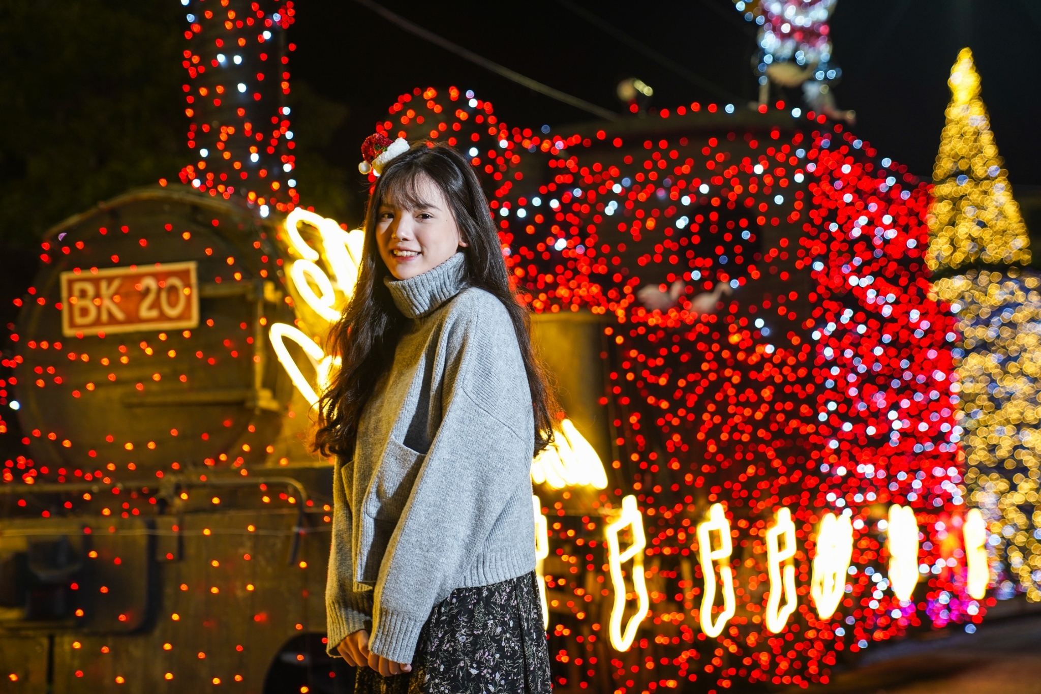照片說明-淡水聖誕燈飾宣傳照片-淡水老街廣場-炫彩光廊-火車頭地標1