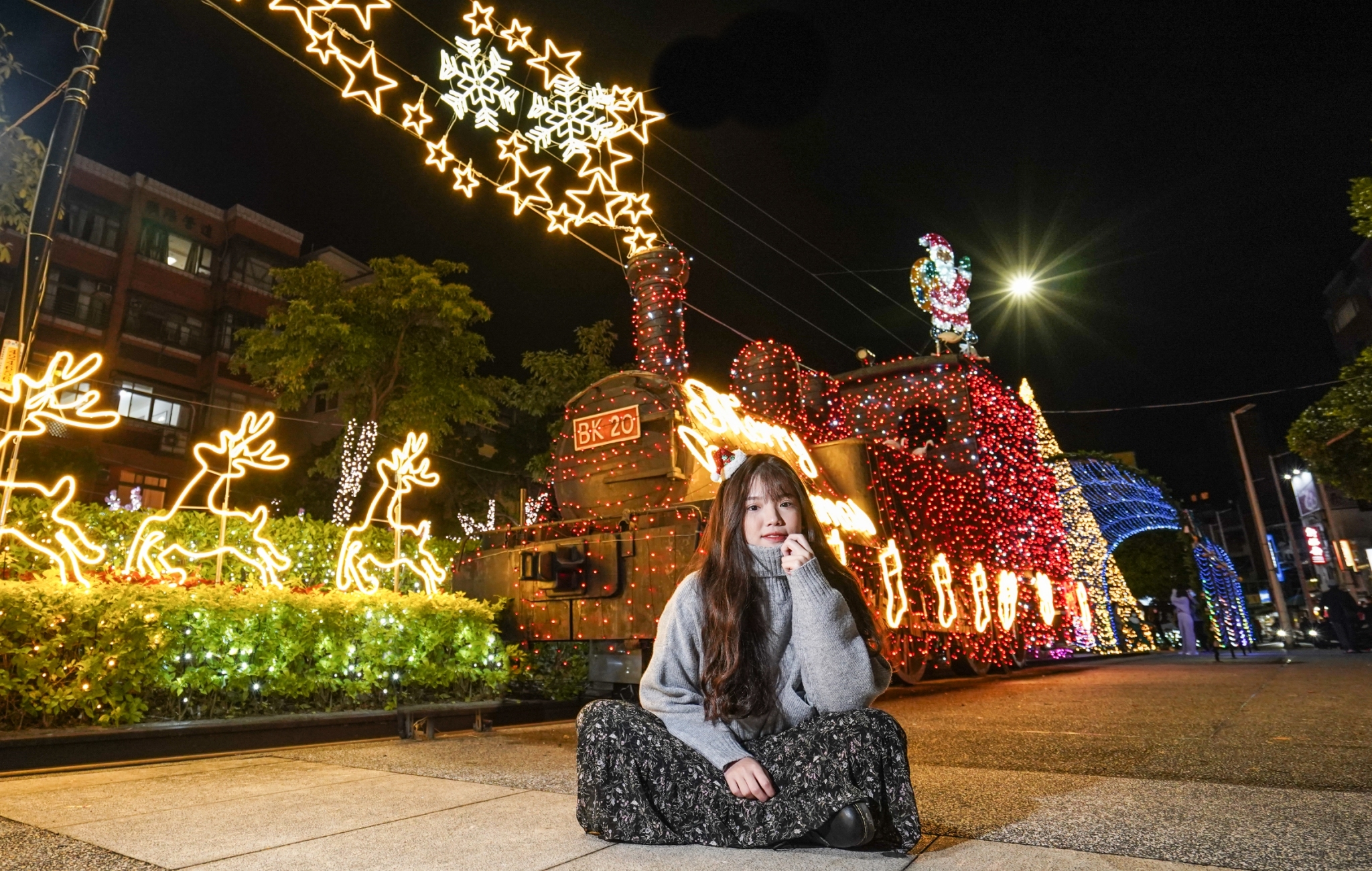 照片說明-淡水聖誕燈飾宣傳照片-淡水老街廣場-炫彩光廊-火車頭地標6