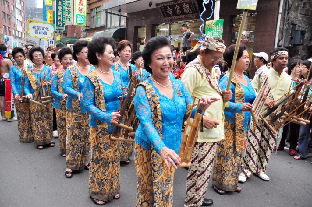 people in Arts Parade